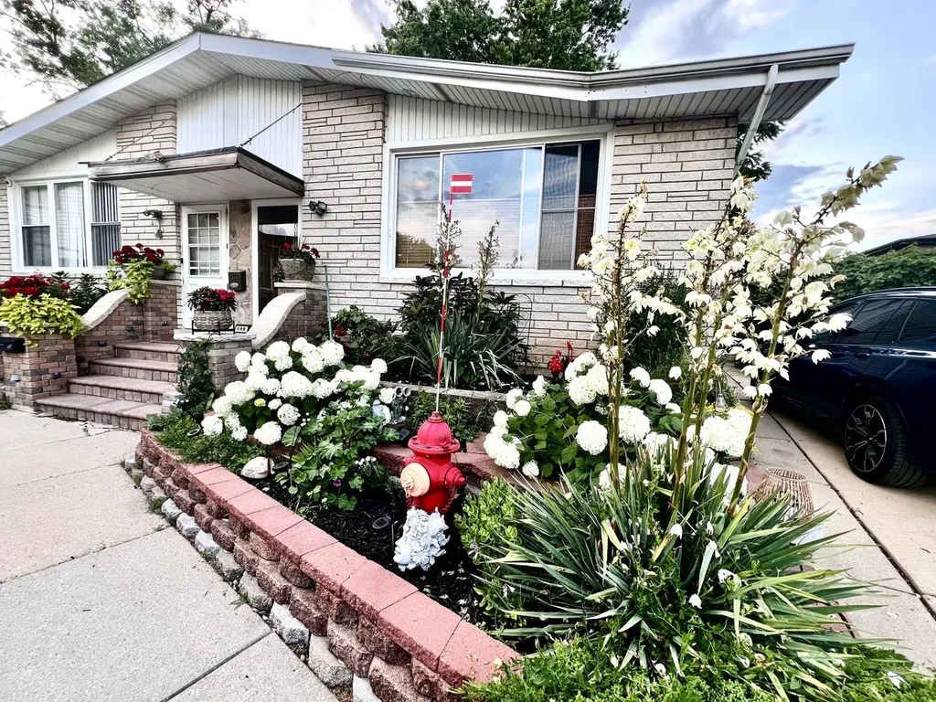 352 Dover Lane Des Plaines IL 60018
