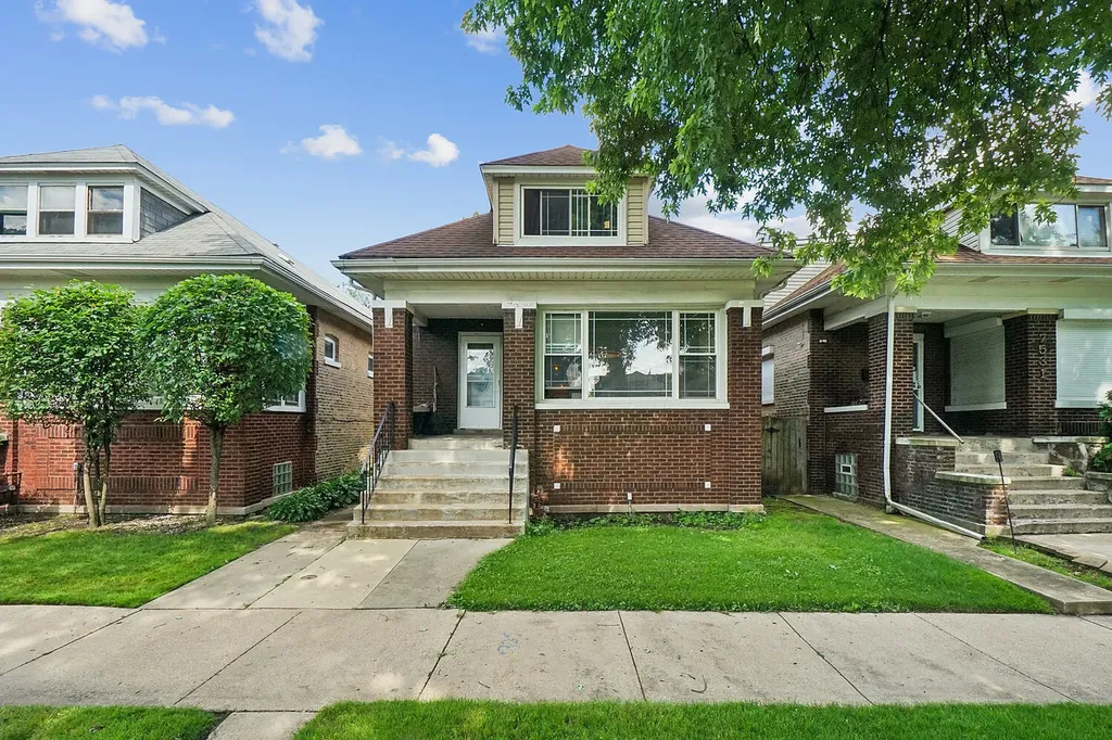 7527 South Perry Avenue Chicago IL 60620