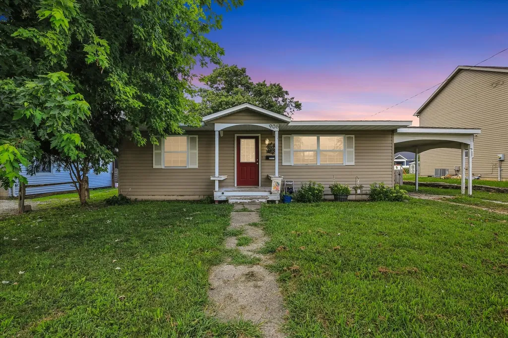 906 East Newkirk Street Tuscola IL 61953