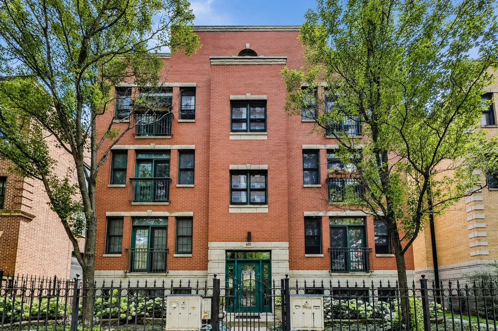 917 West Lakeside Place Chicago IL 60640