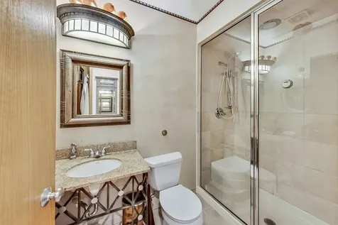 917 West Lakeside Place Chicago IL 60640