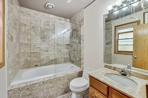 917 West Lakeside Place Chicago IL 60640