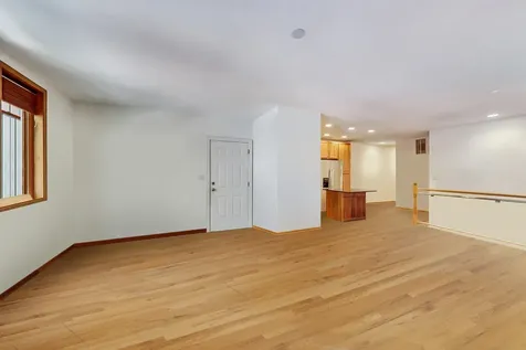917 West Lakeside Place Chicago IL 60640