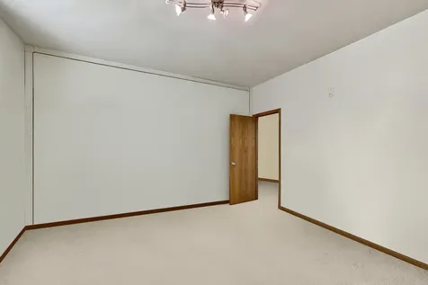 917 West Lakeside Place Chicago IL 60640