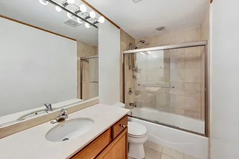 917 West Lakeside Place Chicago IL 60640