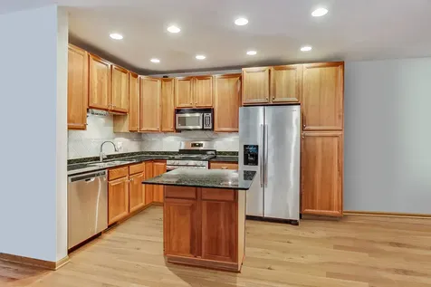 917 West Lakeside Place Chicago IL 60640