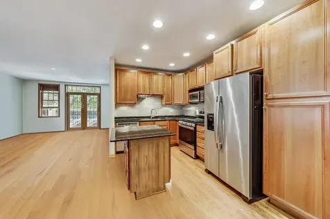 917 West Lakeside Place Chicago IL 60640
