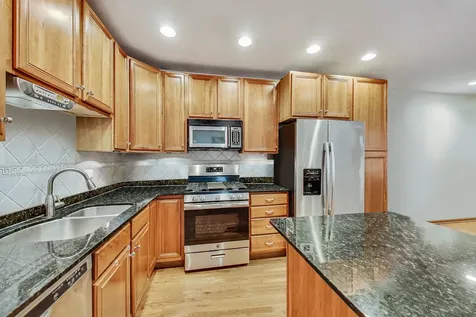 917 West Lakeside Place Chicago IL 60640
