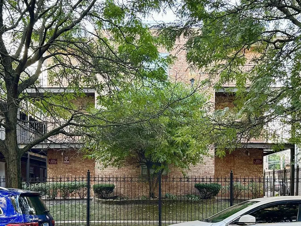 4616 North Beacon Street Chicago IL 60640