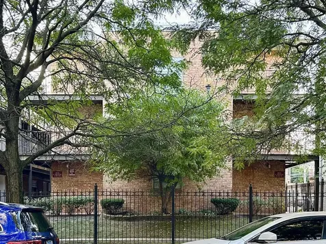 4616 North Beacon Street Chicago IL 60640