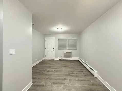 4616 North Beacon Street Chicago IL 60640