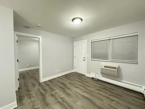 4616 North Beacon Street Chicago IL 60640