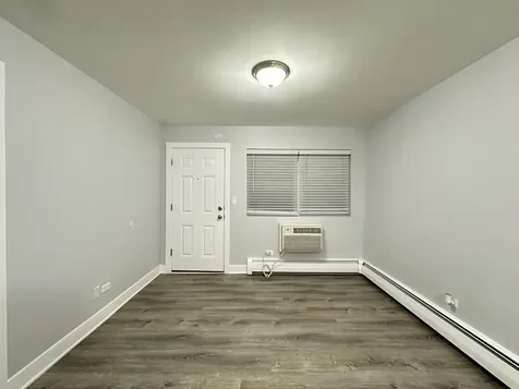 4616 North Beacon Street Chicago IL 60640