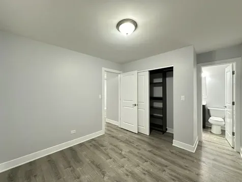 4616 North Beacon Street Chicago IL 60640