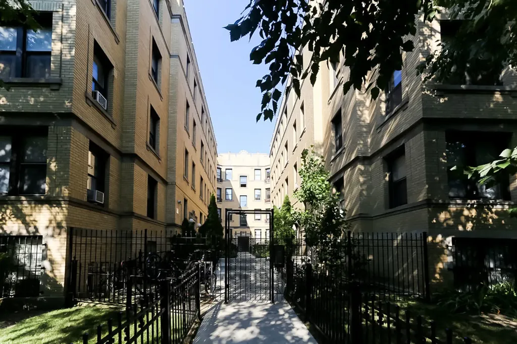 4602 North Beacon Street Chicago IL 60640