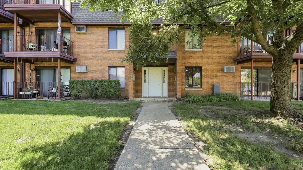 645 North Briar Hill Lane Addison IL 60101