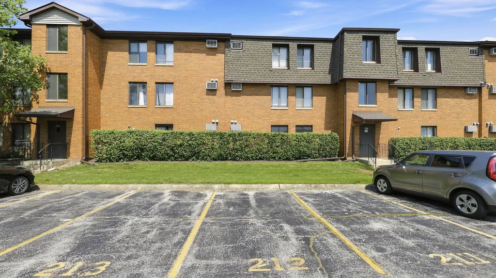 645 North Briar Hill Lane Addison IL 60101