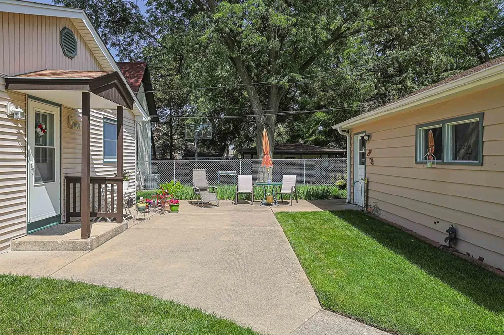 325 South Lodge Lane Lombard IL 60148