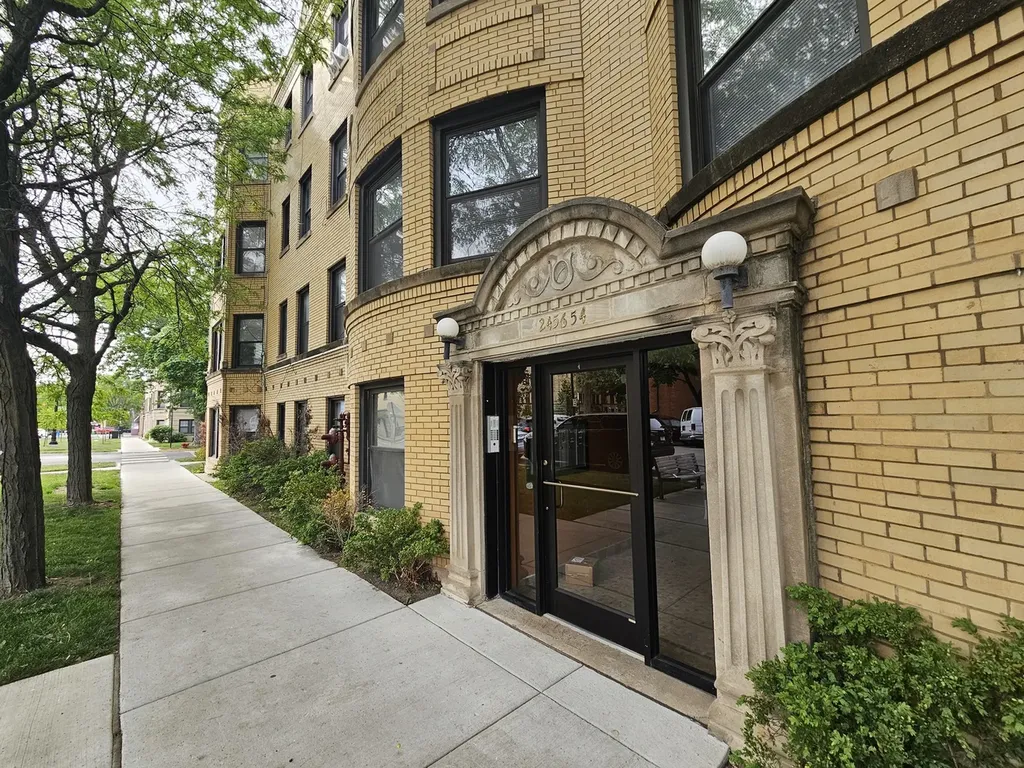 2456 West Catalpa Avenue Chicago IL 60625