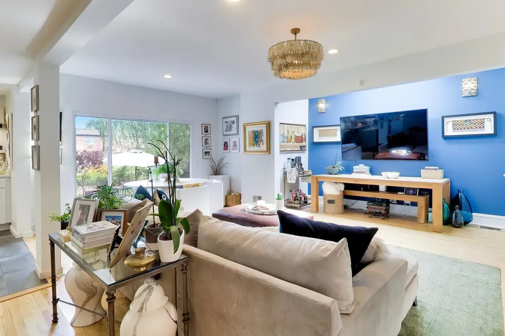 2012 West Estes Avenue Chicago IL 60645