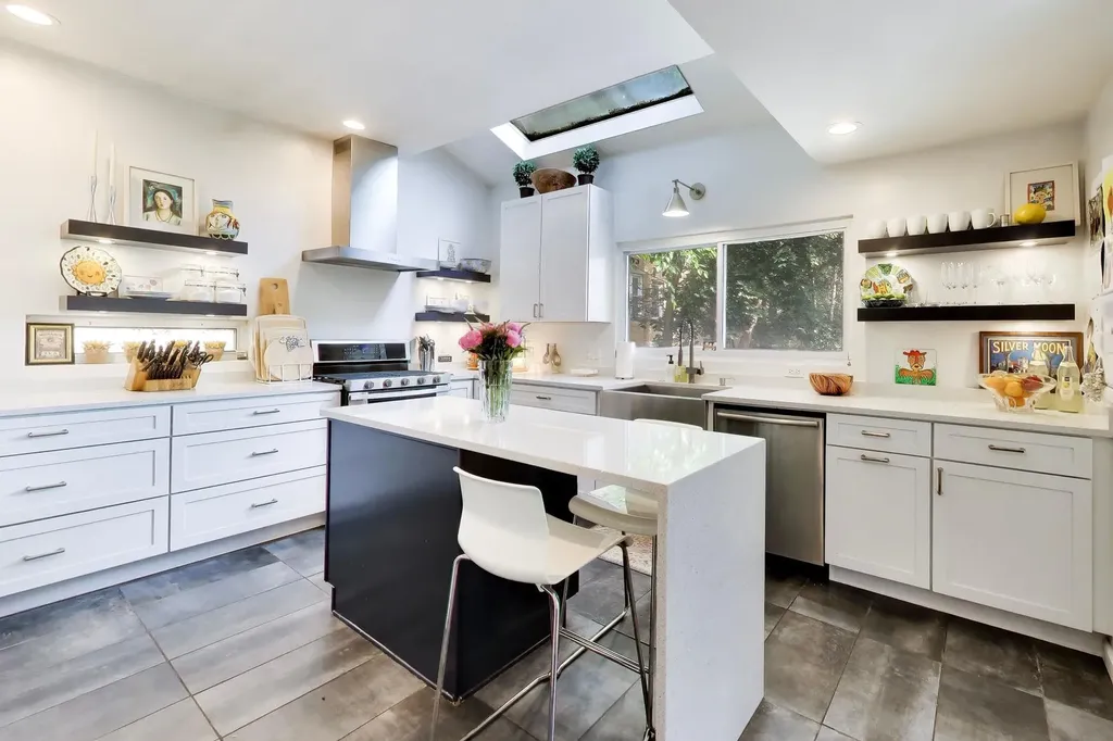 2012 West Estes Avenue Chicago IL 60645