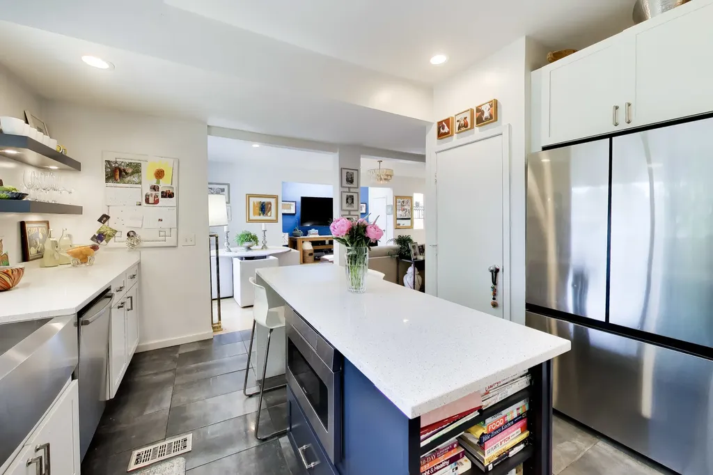 2012 West Estes Avenue Chicago IL 60645