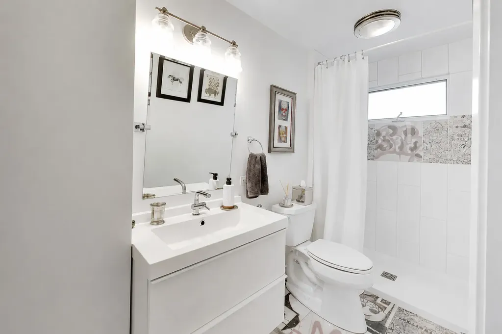2012 West Estes Avenue Chicago IL 60645