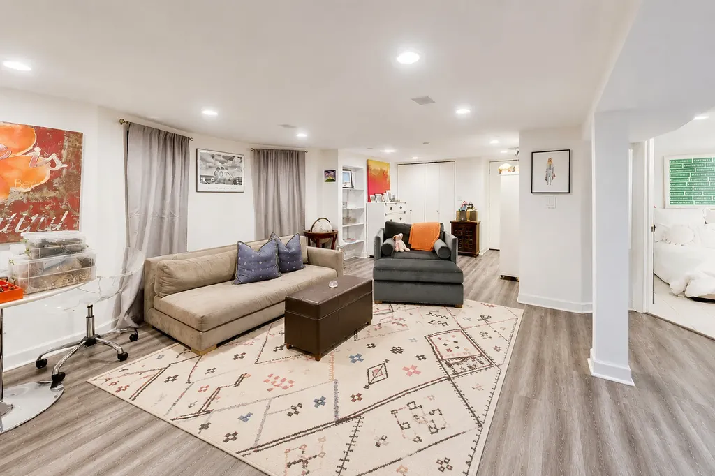 2012 West Estes Avenue Chicago IL 60645