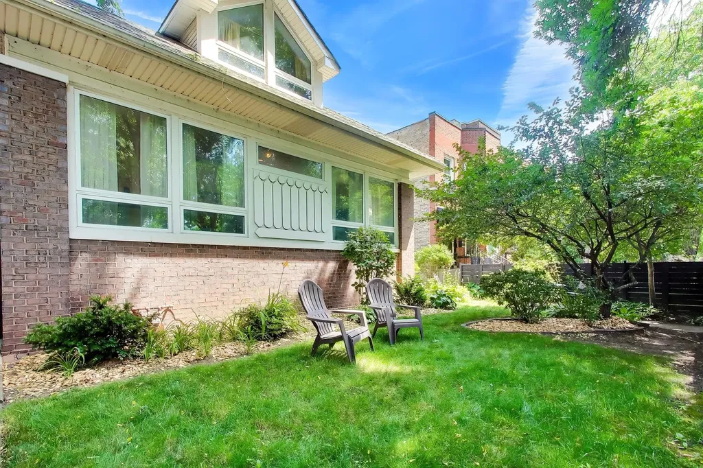 2012 West Estes Avenue Chicago IL 60645