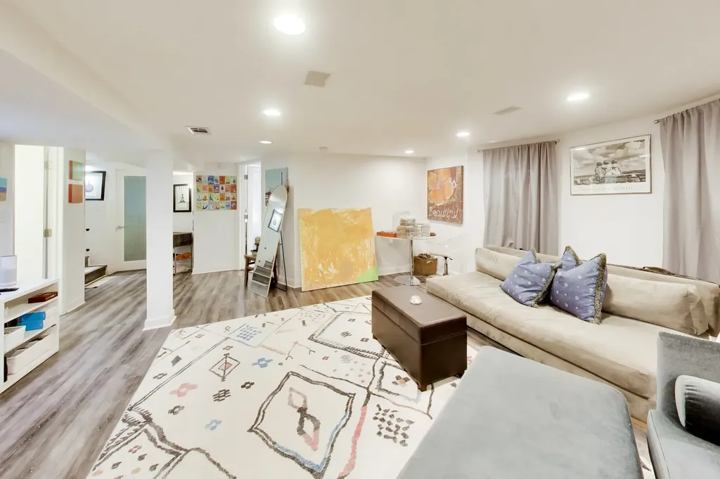 2012 West Estes Avenue Chicago IL 60645