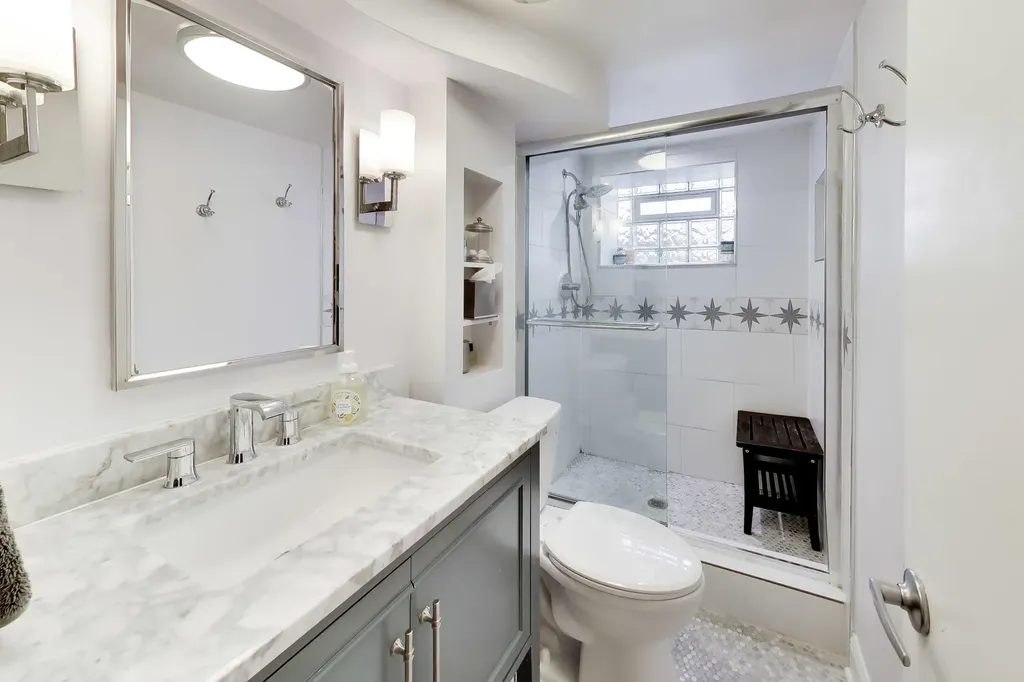 2012 West Estes Avenue Chicago IL 60645