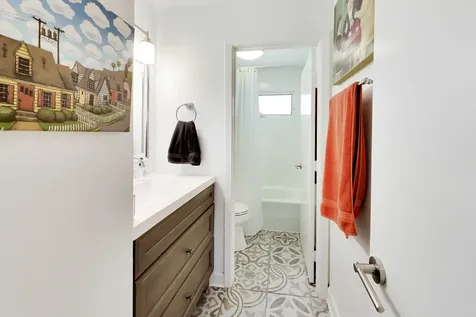2012 West Estes Avenue Chicago IL 60645
