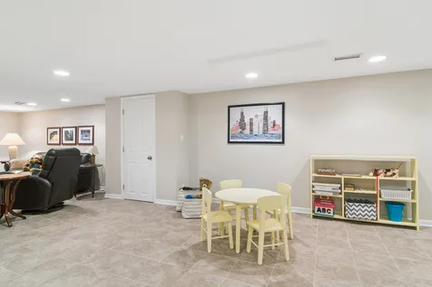 562 East Carpenter Drive Palatine IL 60074