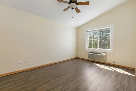 131 Silverstone Drive Carpentersville IL 60110