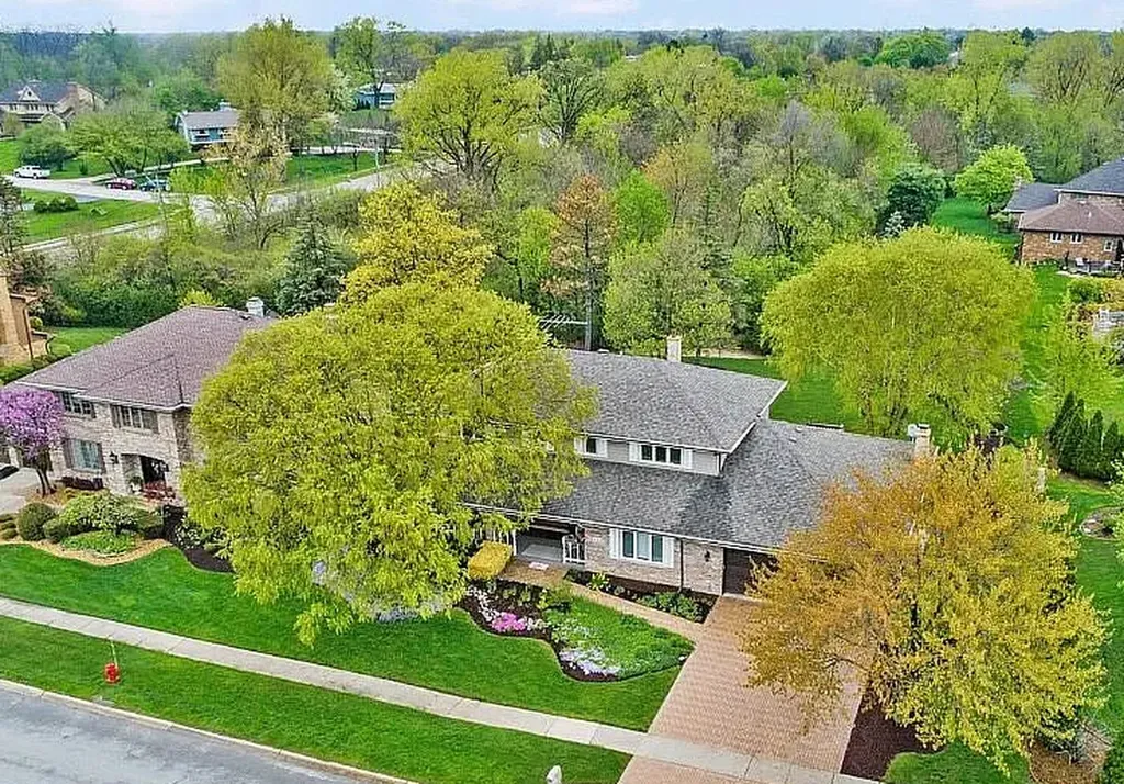 430 Waterford Drive Willowbrook IL 60527