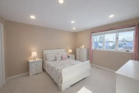 430 Waterford Drive Willowbrook IL 60527