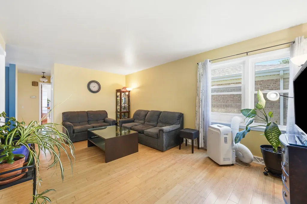3123 West Howard Street Chicago IL 60645