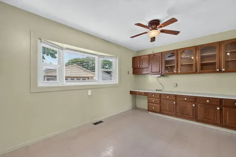 356 38TH Avenue East Moline IL 61244