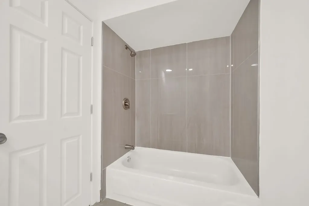 9117 South Brandon Avenue Chicago IL 60617