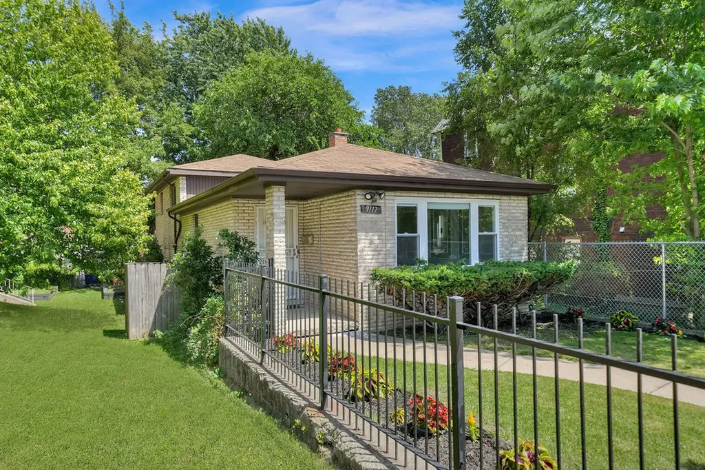9117 South Brandon Avenue Chicago IL 60617