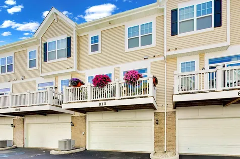 810 Lexington Circle W Des Plaines IL 60016