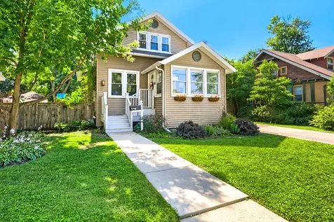 736 Arlington Avenue Des Plaines IL 60016