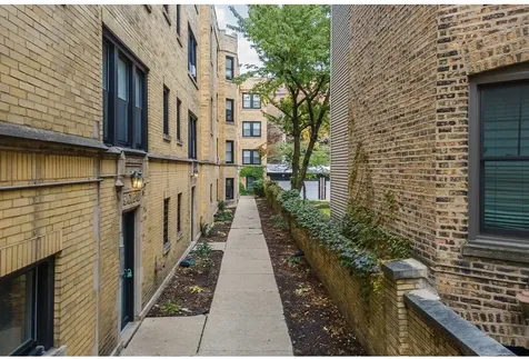 648.5 West Roscoe Street Chicago IL 60657
