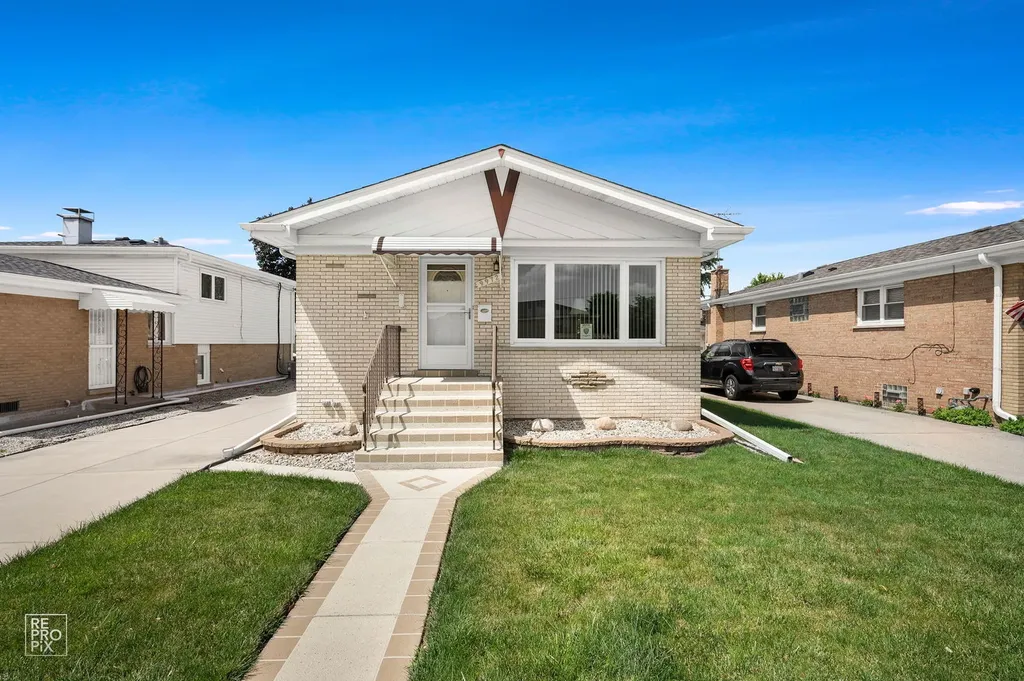 9972 Ivanhoe Avenue Schiller Park IL 60176