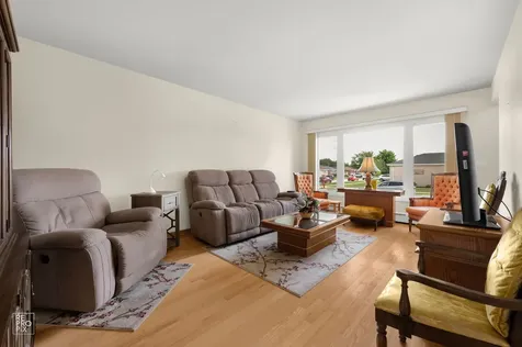 9972 Ivanhoe Avenue Schiller Park IL 60176
