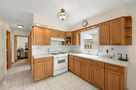 9972 Ivanhoe Avenue Schiller Park IL 60176