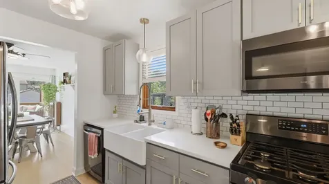 916 Britta Lane Geneva IL 60134