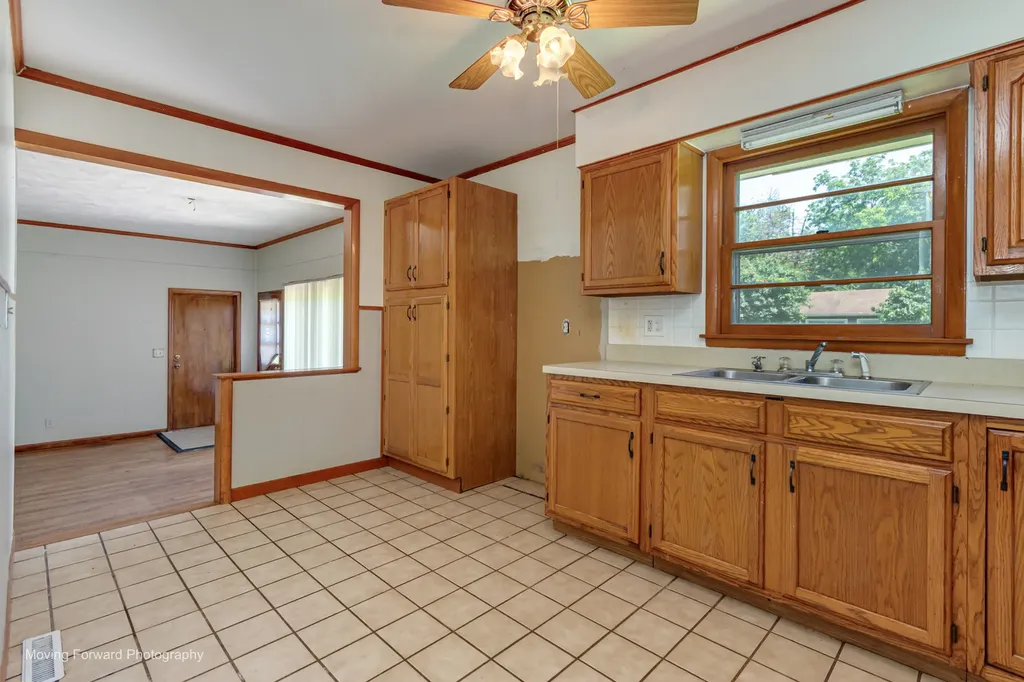 7S175 North Eola Road Aurora IL 60502