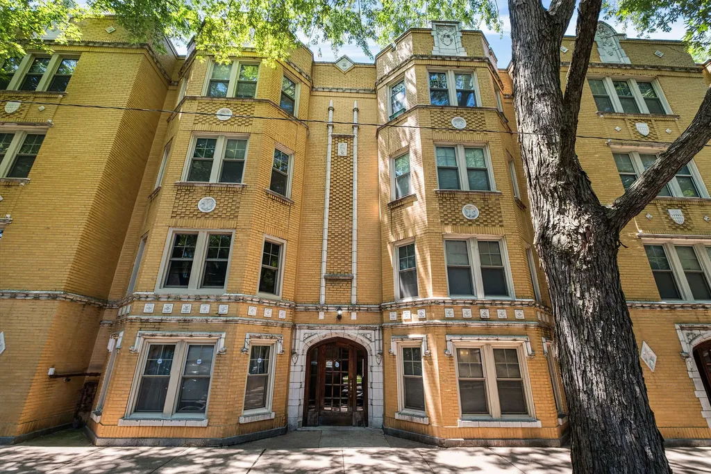 6452 North Bell Avenue Chicago IL 60645