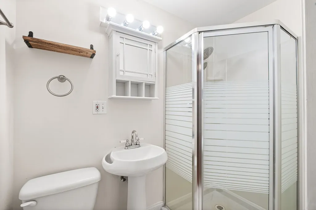 6452 North Bell Avenue Chicago IL 60645